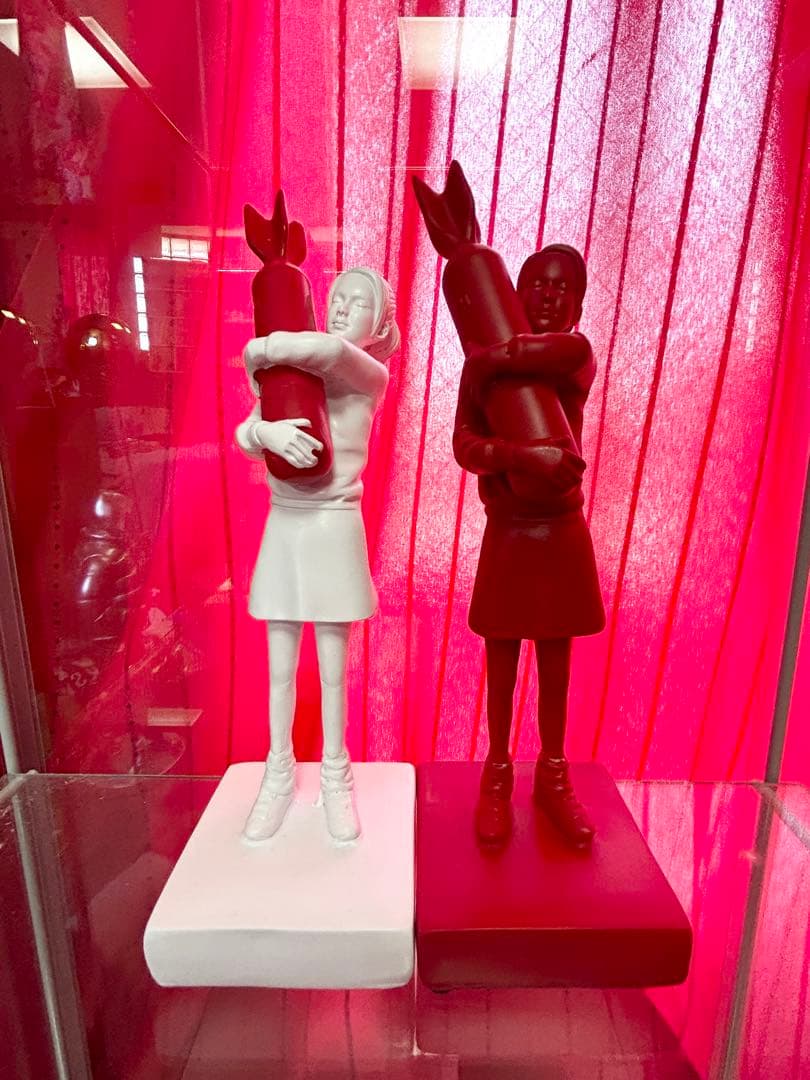 バンクシー　ボンバーガール　置物　オブジェ　赤　2体セット　26cm