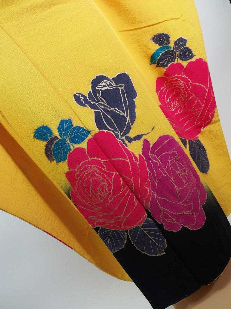 作家物・草野一騎　薔薇咲き誇る振袖×大胆アート構図／イエロー地×華麗モダンな名品
