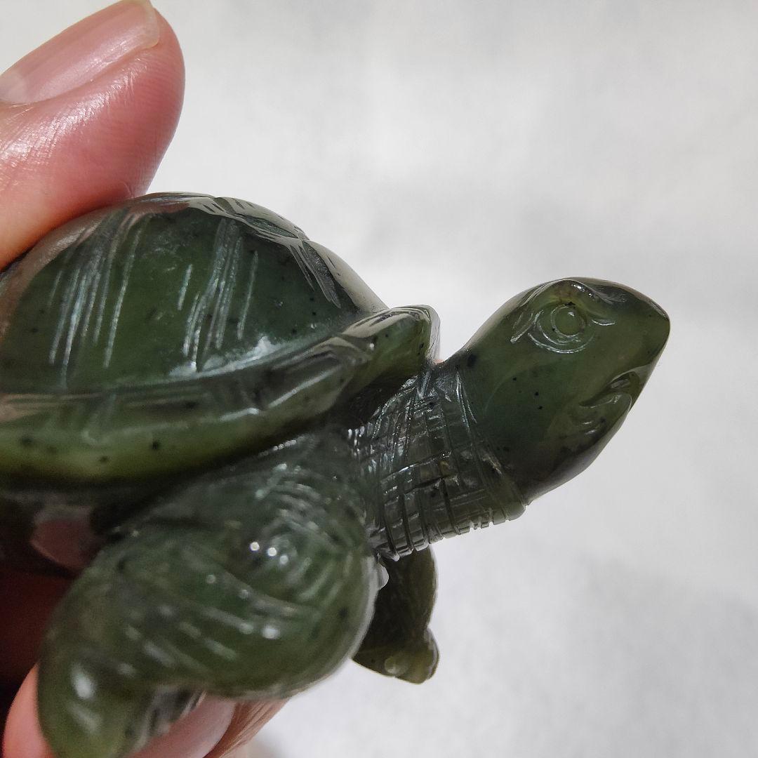 12 亀　軟玉翡翠（ネフライト）で作った亀　天然石　彫刻　翡翠　ヒスイ　亀　かめ