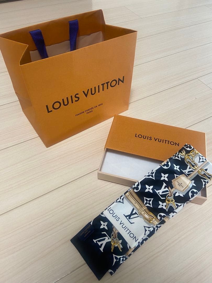LOUIS VUITTON シルクスカーフ ブラック・ホワイト