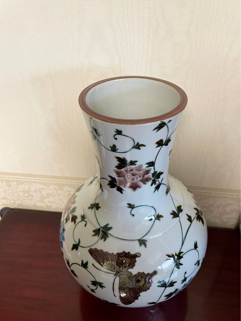 吉田美統　九谷焼(錦山窯) 色絵蝶花唐草文花瓶
