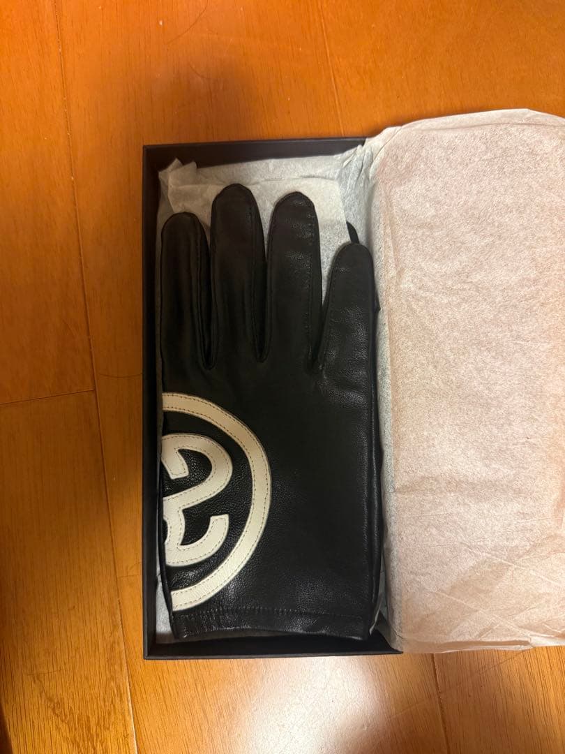 stussy レザー手袋　KEIJU着用