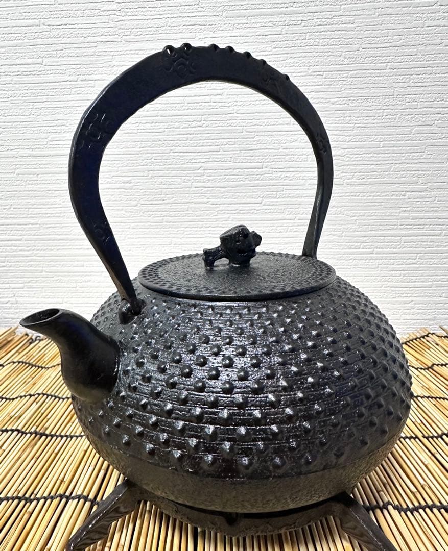 未使用品、栞付　南部成龍堂鋳造所　斎峰　及川光正造　宝珠形馬蹄鉉　南部鉄瓶　鉄瓶