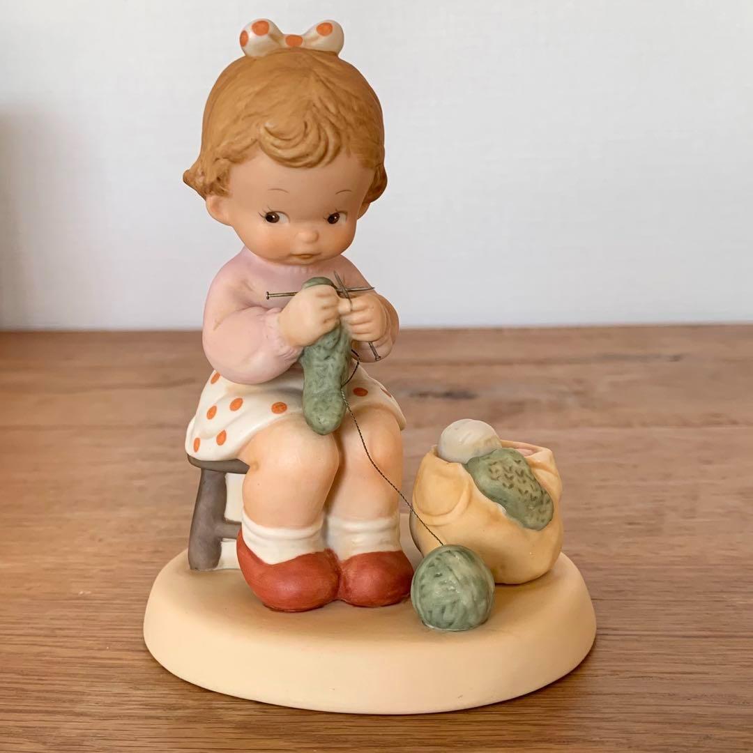 マーベルルーシーアトウェル　陶器人形　編み物をする女の子　表情が可愛いすぎる