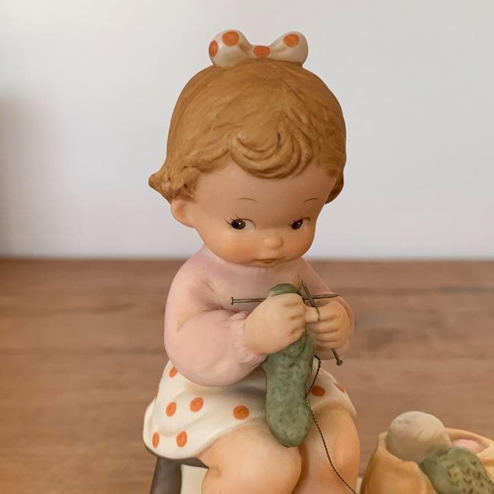 マーベルルーシーアトウェル　陶器人形　編み物をする女の子　表情が可愛いすぎる