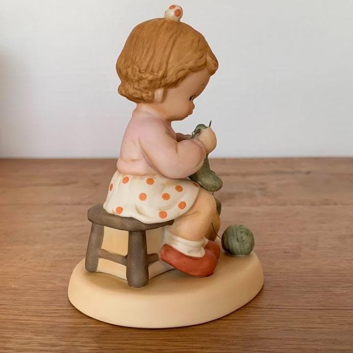 マーベルルーシーアトウェル　陶器人形　編み物をする女の子　表情が可愛いすぎる