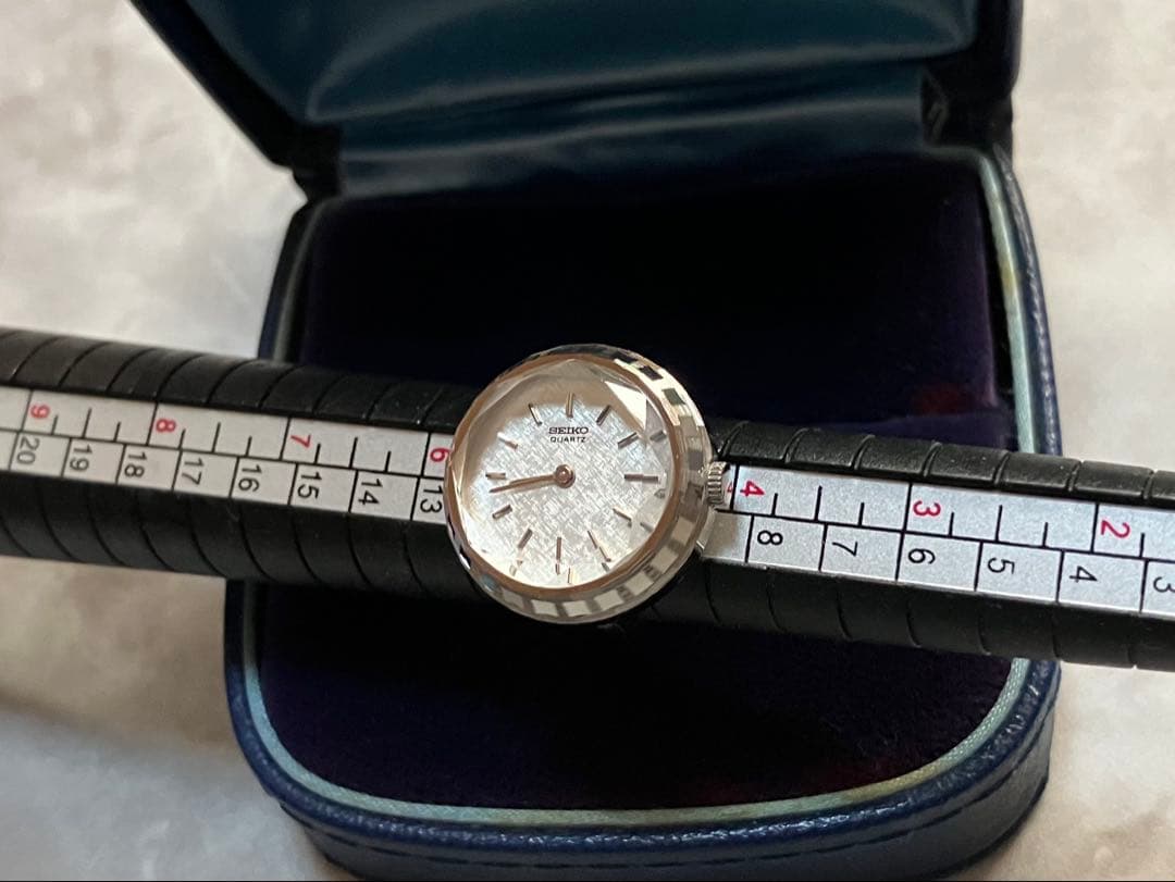 美品稼働中❗️SEIKO QUARTZ/セイコーカットガラスシルバーリングウォッチ