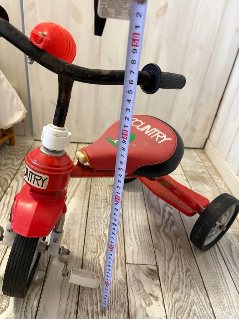 COUNTRY 赤い三輪車 木のイラスト付き