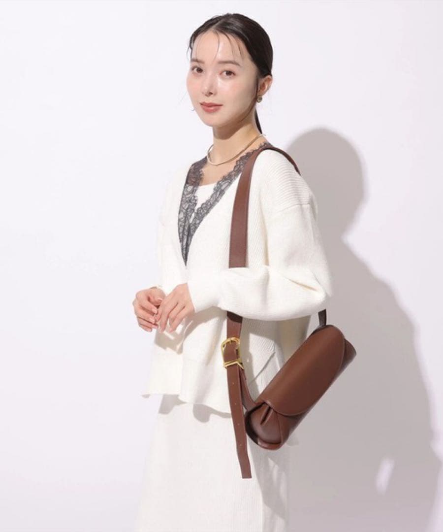 Mystrada Vネックレースプルオーバー