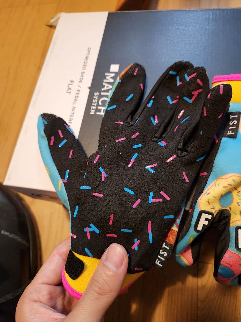 URGE LUNORヘルメットとシューズ、RF膝当てセット