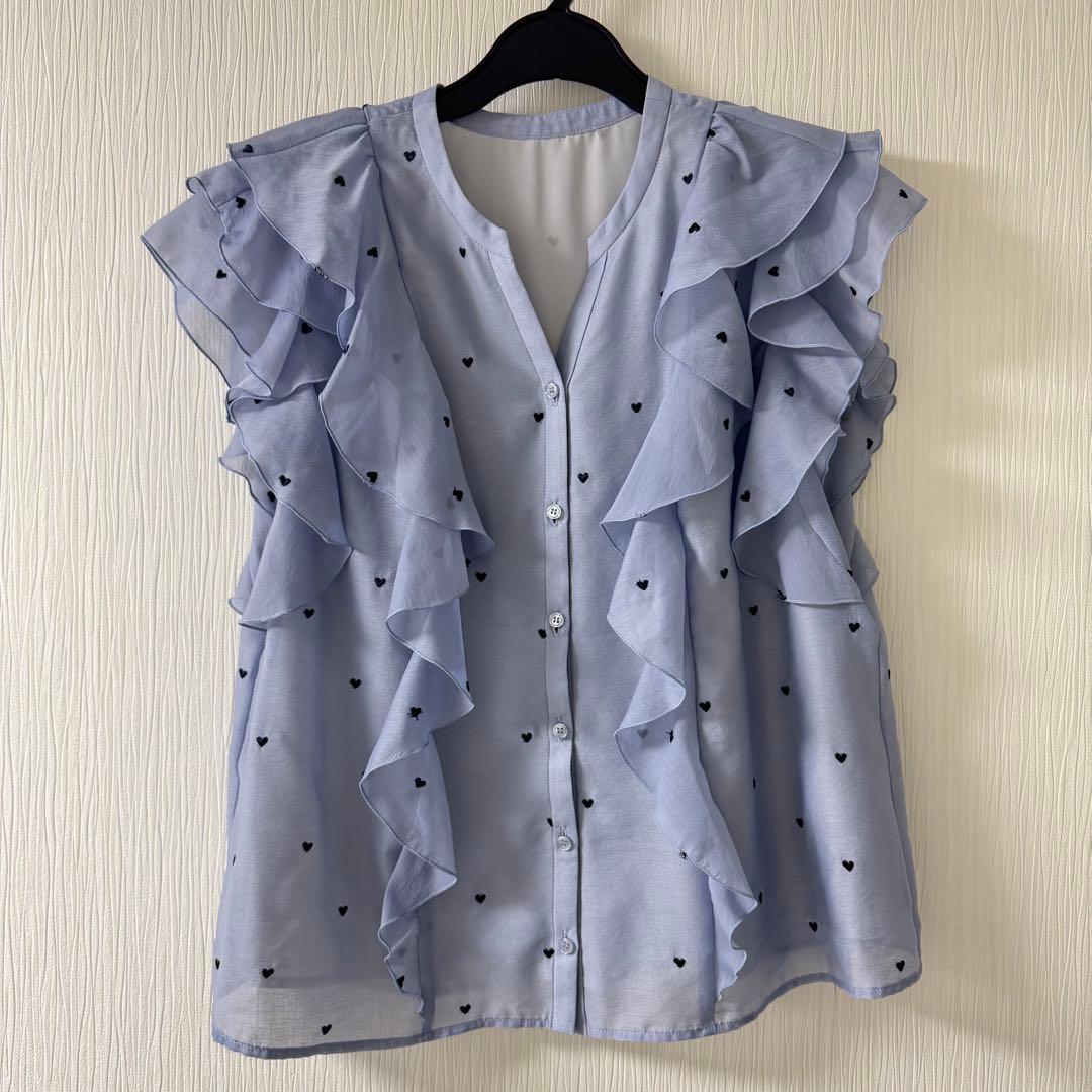 アプワイザーリシェ ハート刺しゅうフリルブラウス ライトブルー