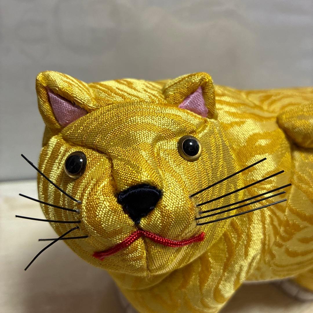 黄色い猫の置き物 ちりめん素材風 縁起物 金運アップ