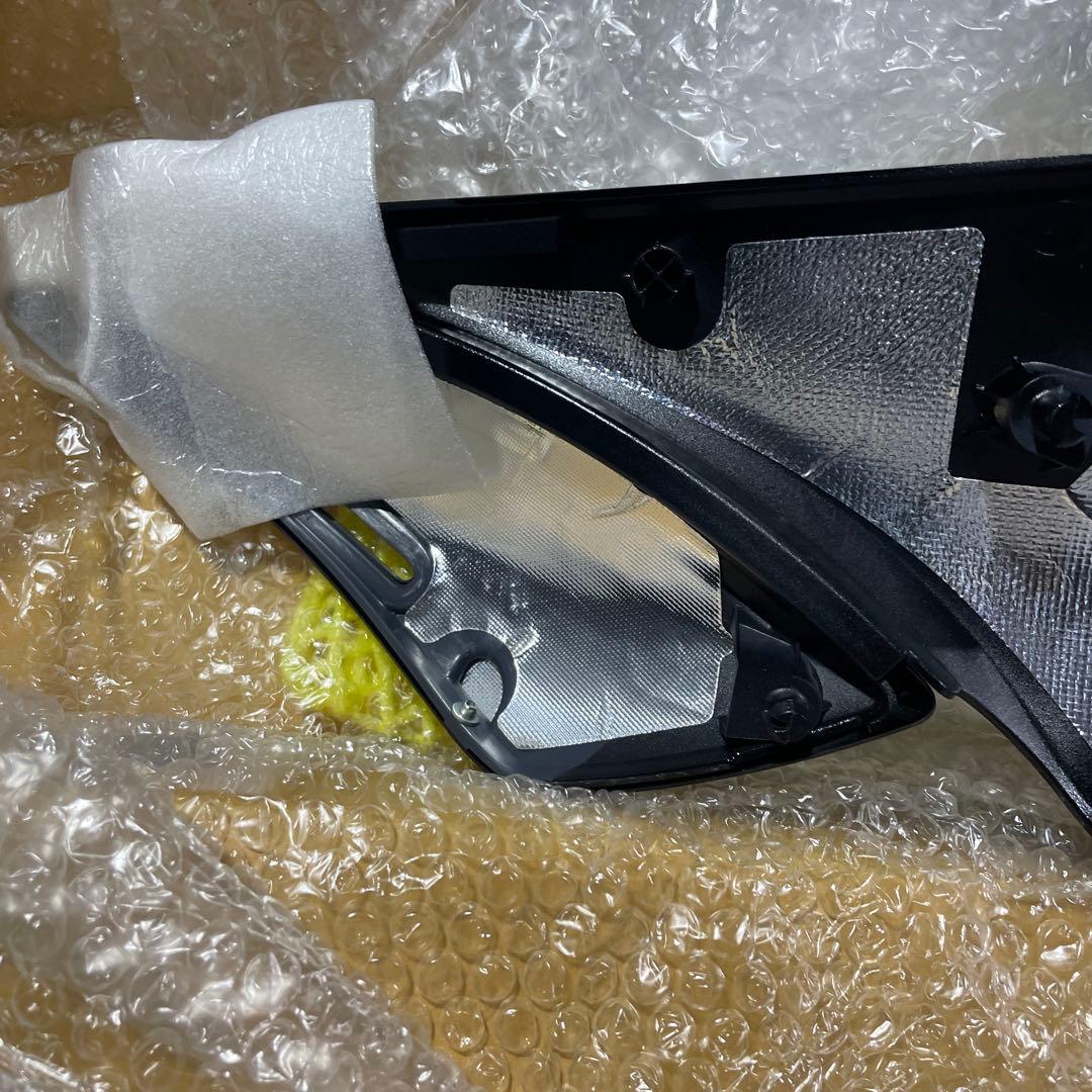 z900rs サイドカウル。右側