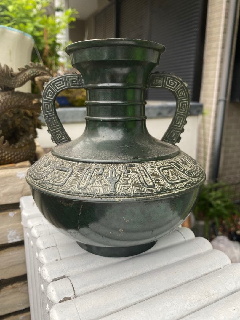 ダークグリーンの彫刻花瓶首相表彰記念 1964年3月18日