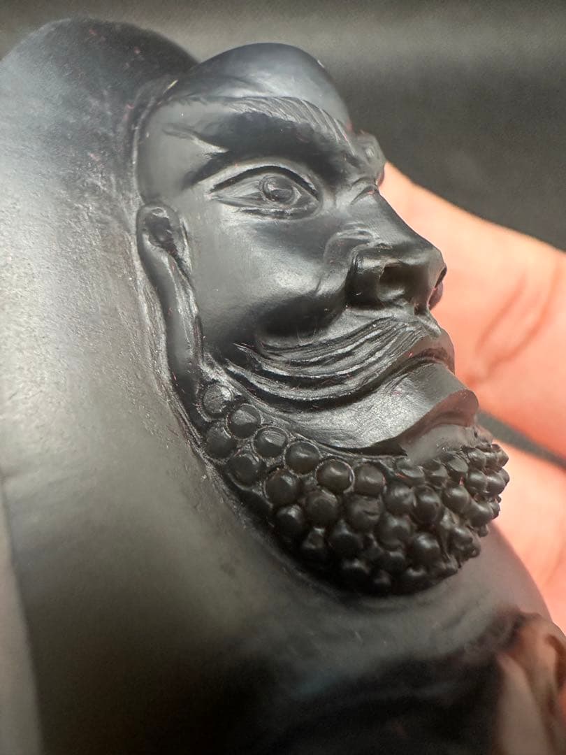 天然の黒い瑪瑙石 達磨　金銭　貔 のお守り　置き物　142g