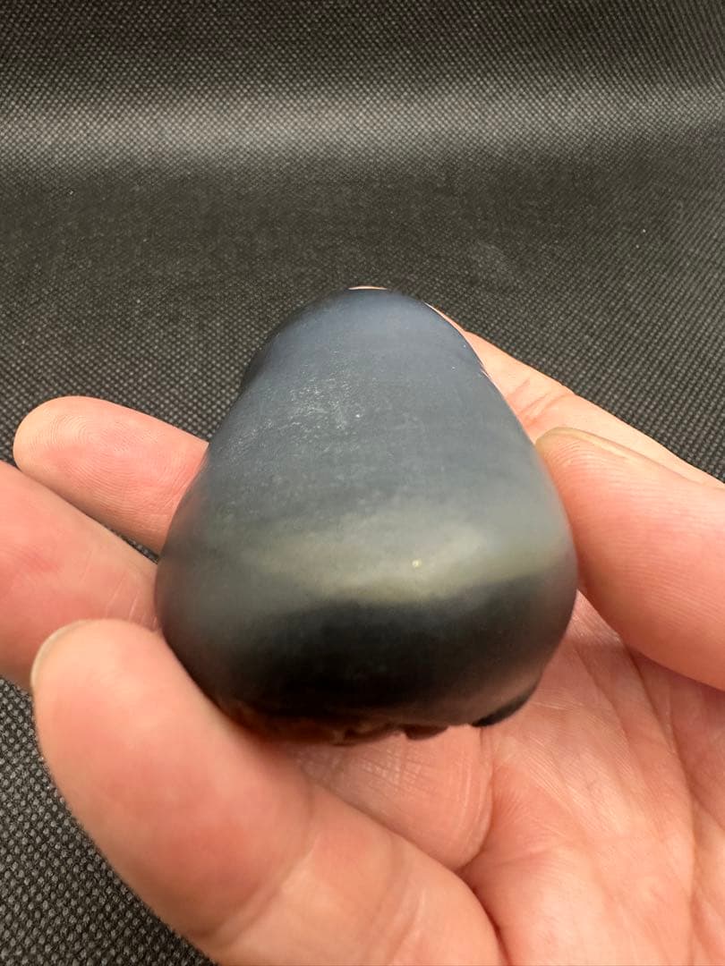 天然の黒い瑪瑙石 達磨　金銭　貔 のお守り　置き物　142g