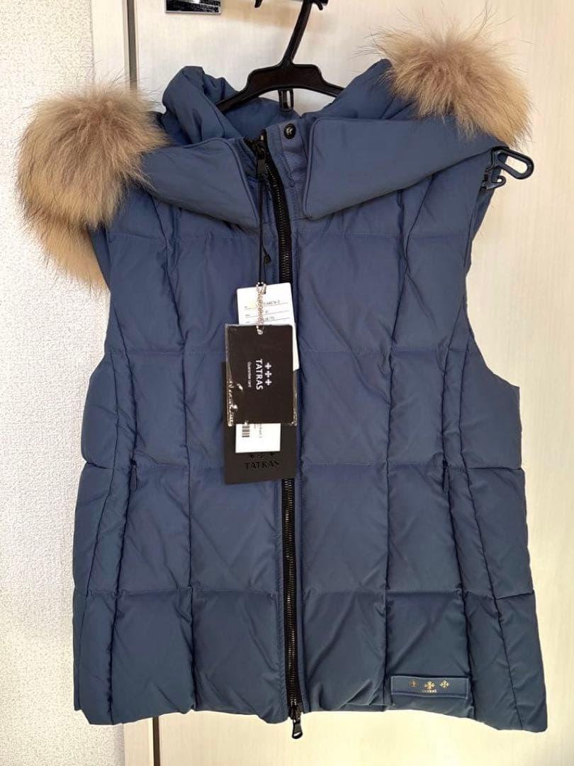 [新品未使用] TATRAS ファー付き青ダウンベスト　サイズ01