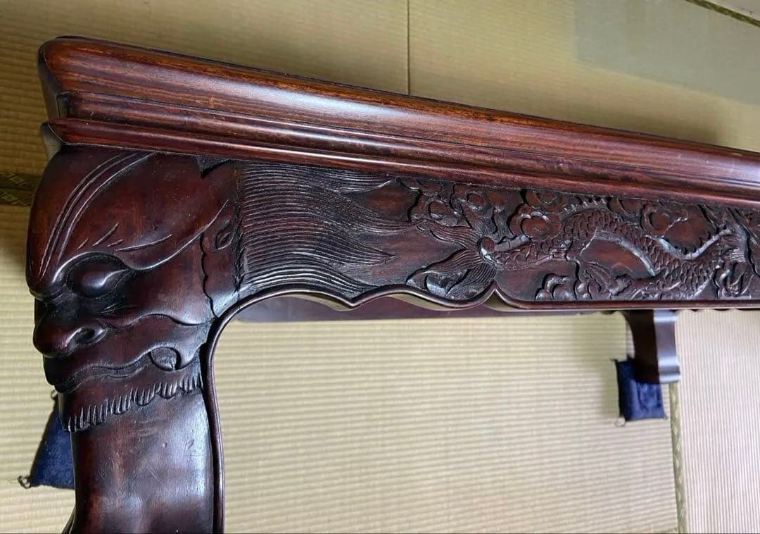 四周側と脚に彫装飾付きテーブル