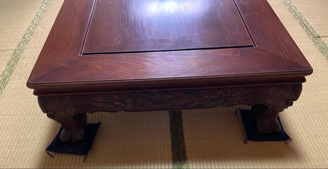 四周側と脚に彫装飾付きテーブル