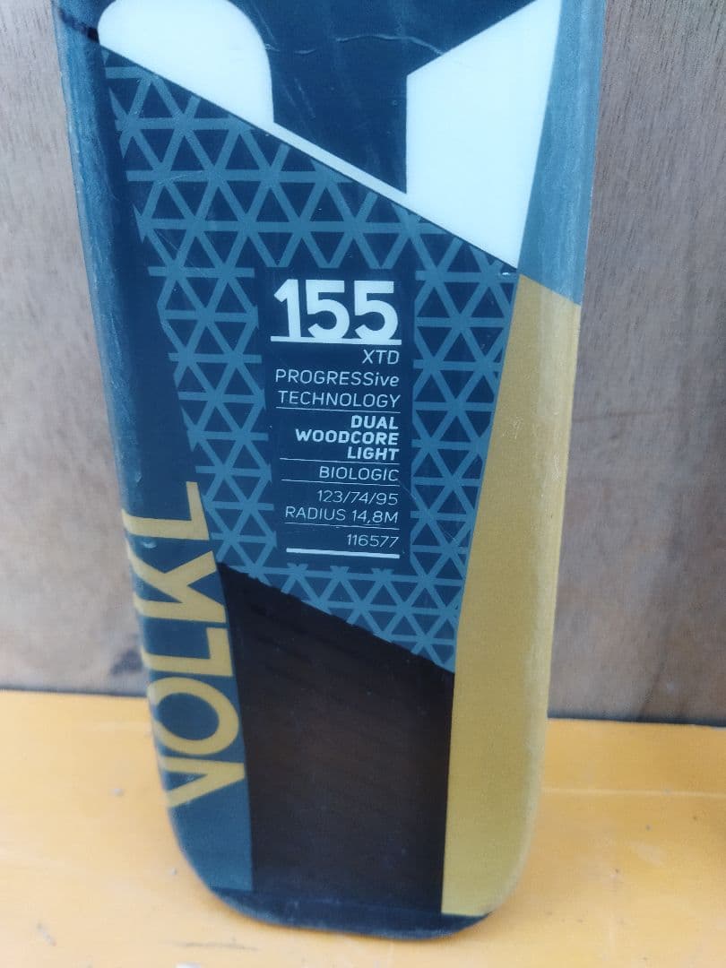 れおぱぱ　VOLKL TIP ROCKER ゴールド/黒155 スキー 板