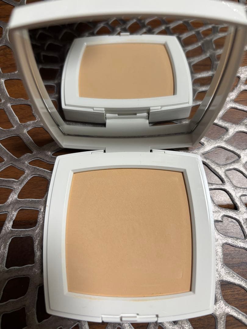 シャネル　ルブランコンパクトラディアンス　20ベージュ