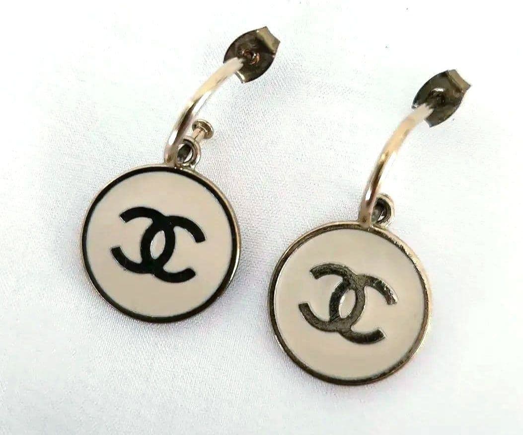 CHANEL ロゴ入りフープピアス ホワイト/ゴールド