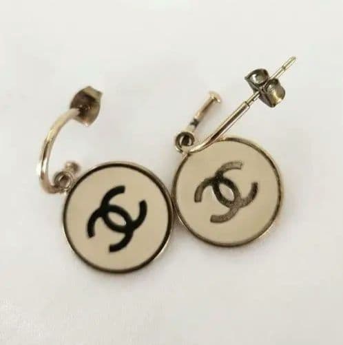 CHANEL ロゴ入りフープピアス ホワイト/ゴールド