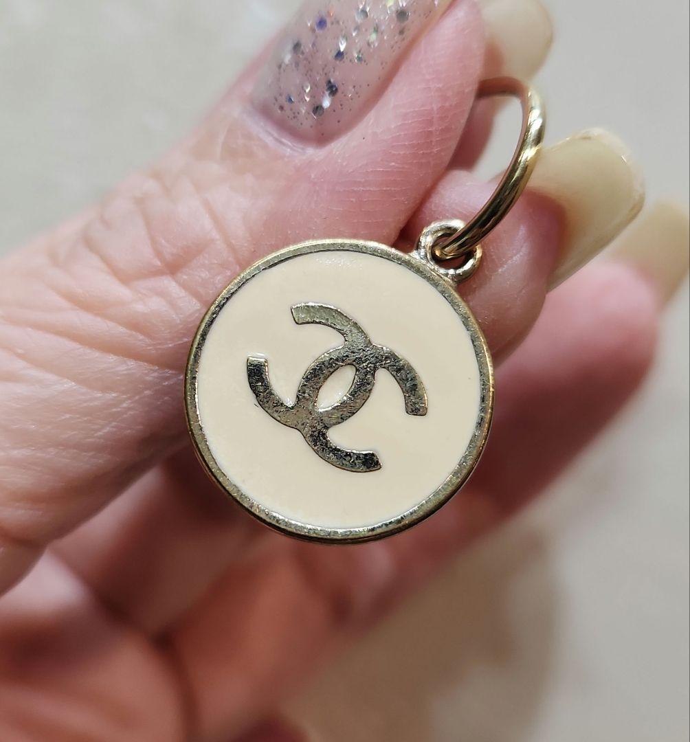 CHANEL ロゴ入りフープピアス ホワイト/ゴールド