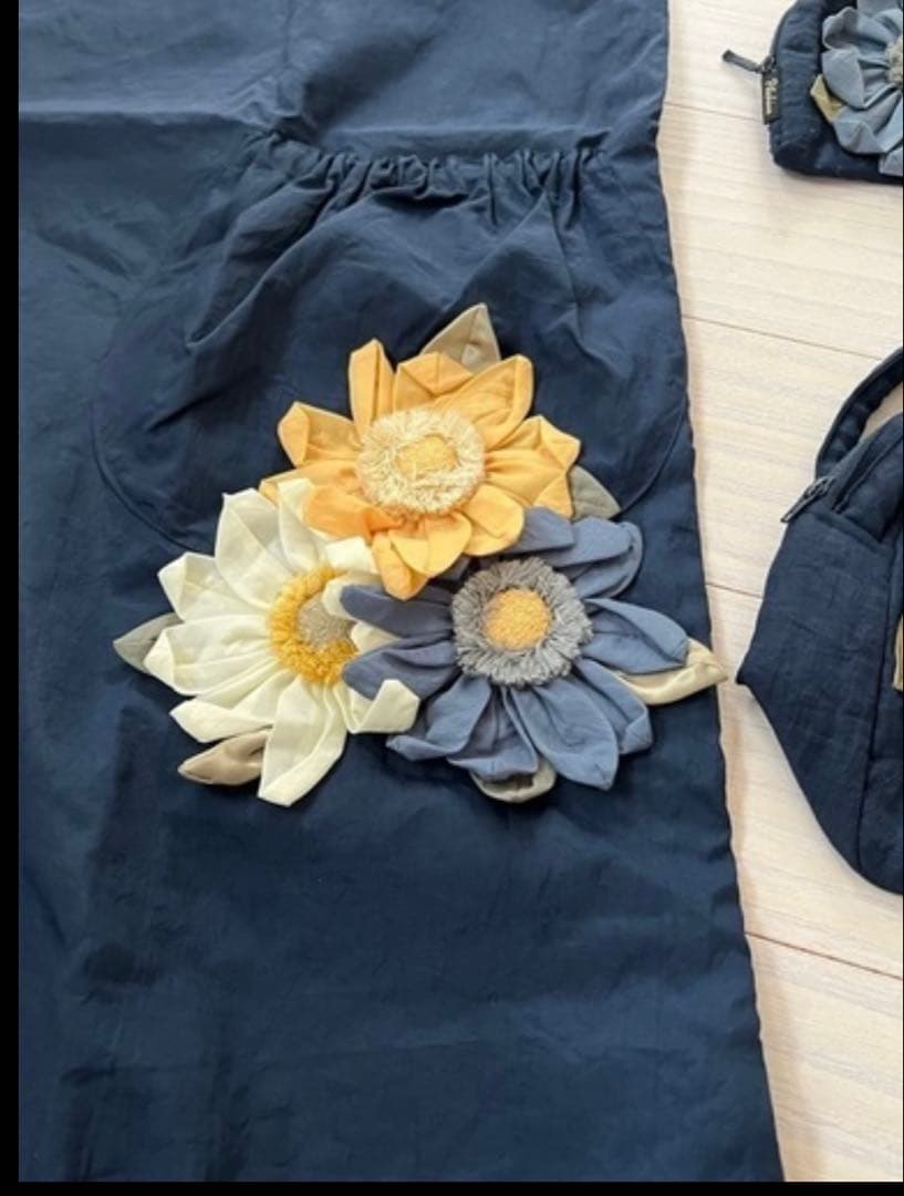 ポテチーノ可愛いお花が付いているエプロンお揃いバッグカードケースセット ネイビー