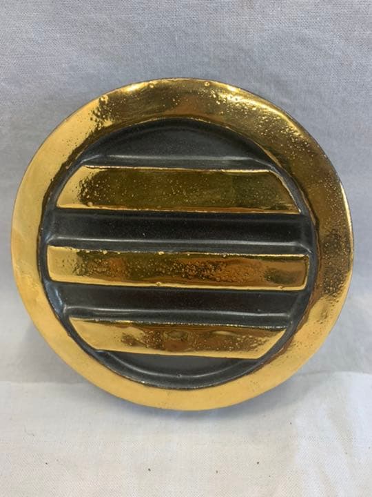 丸の内に三つ引き　金焼物　家紋