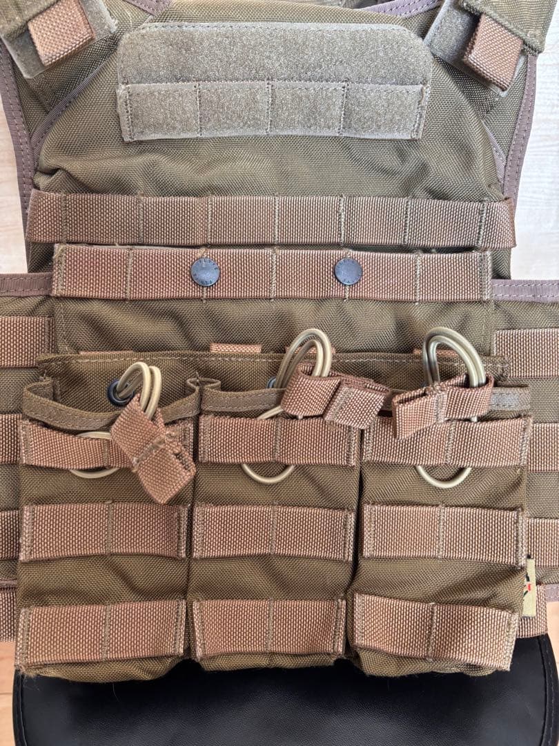 [実物]flyyeプレートキャリア マグポーチ付き　タンカラー