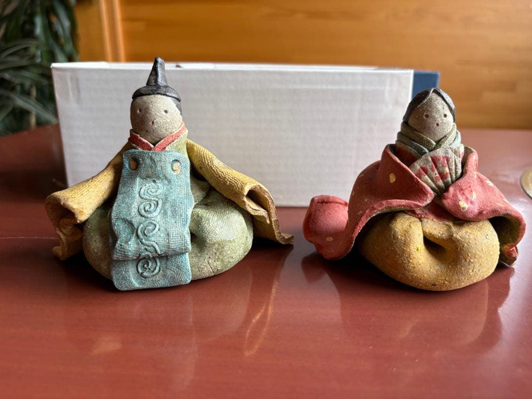 伝統的な雛人形 陶器製 多色