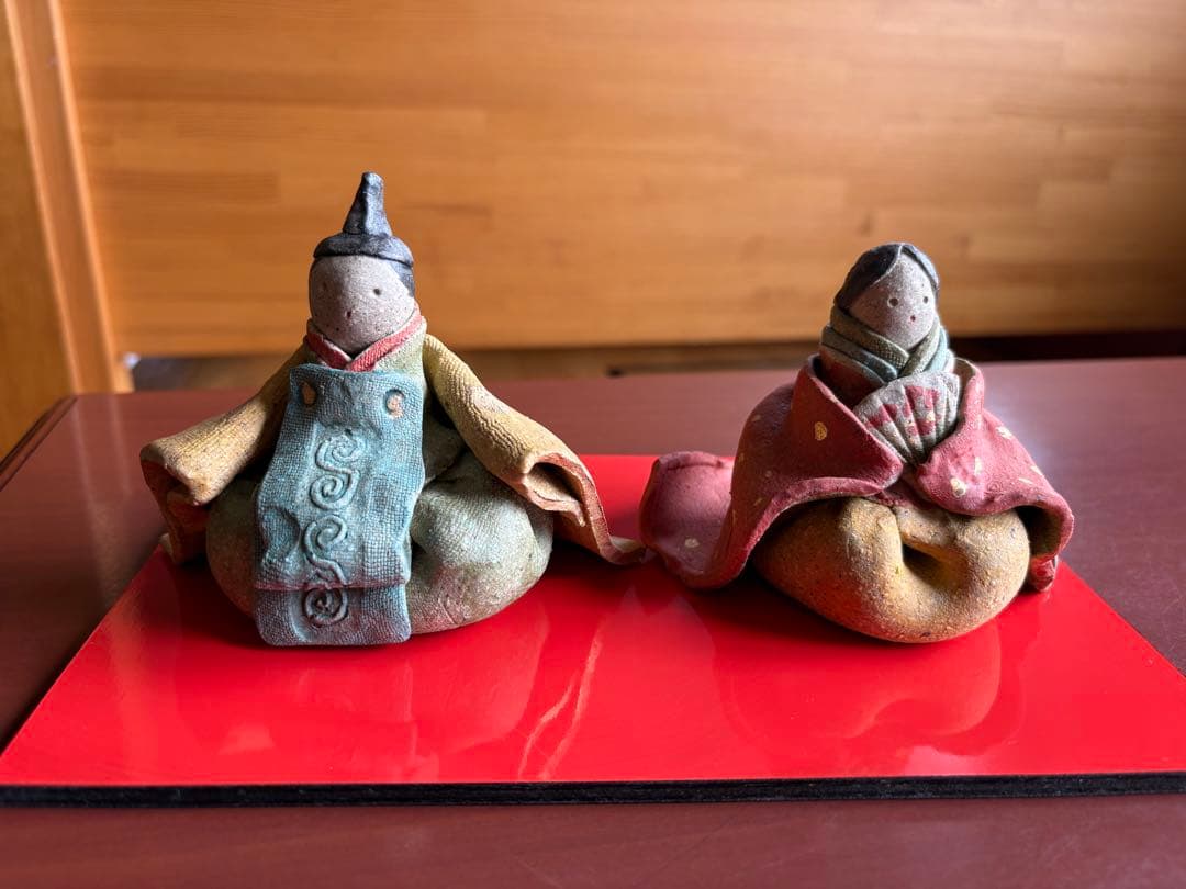 伝統的な雛人形 陶器製 多色