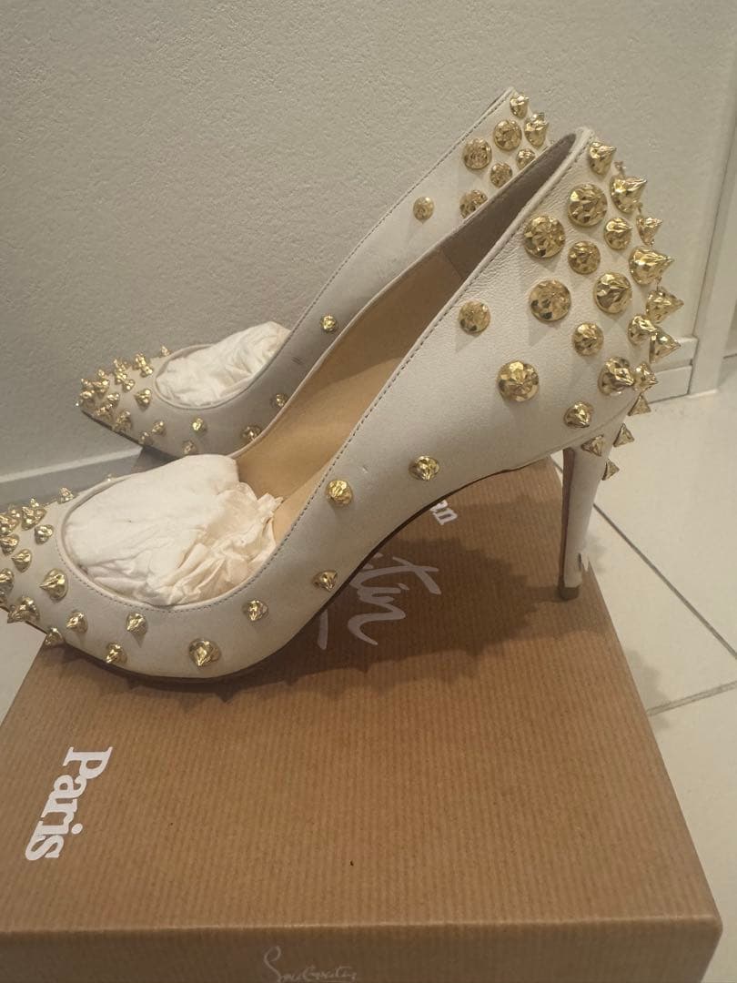 Christian Louboutin ホワイトスタッズハイヒール