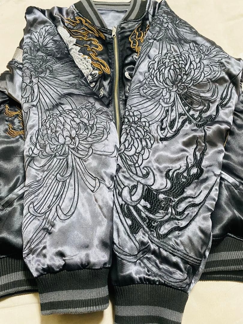 絡繰魂　粋　日本　スカジャン ドラゴン 菊刺繍 限定 最高 デザイン 2面使う