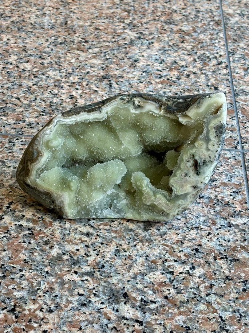 ウルグアイ産　グリーン　シュガーアメジスト　ジオード　天然非加熱　1846g