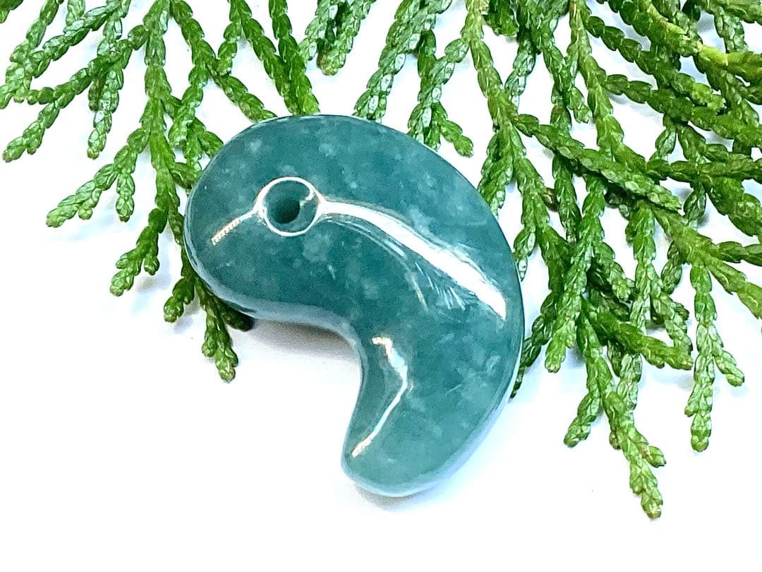 ✳糸魚川翡翠コン沢青緑色勾玉　希少数の幸運呼び込む吉祥*雪輪文様入り　鑑別書付‼️
