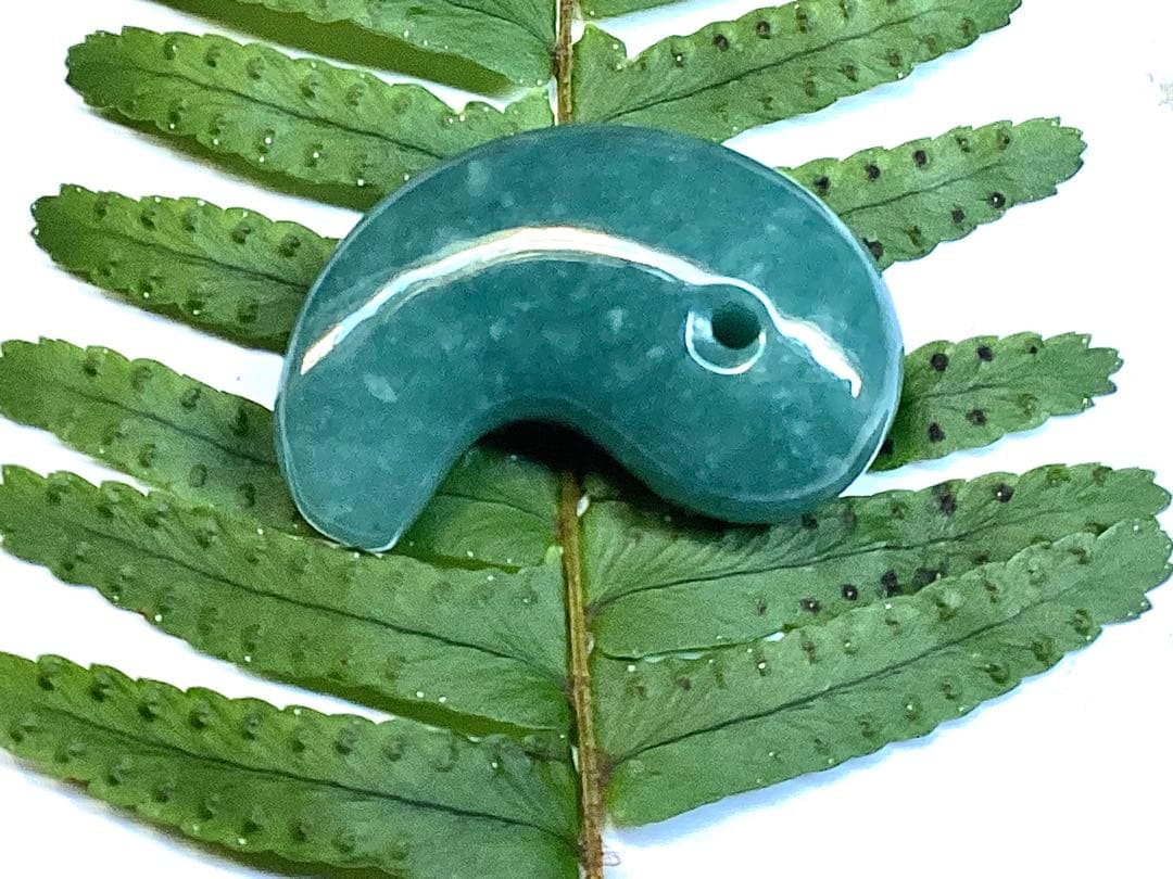 ✳糸魚川翡翠コン沢青緑色勾玉　希少数の幸運呼び込む吉祥*雪輪文様入り　鑑別書付‼️