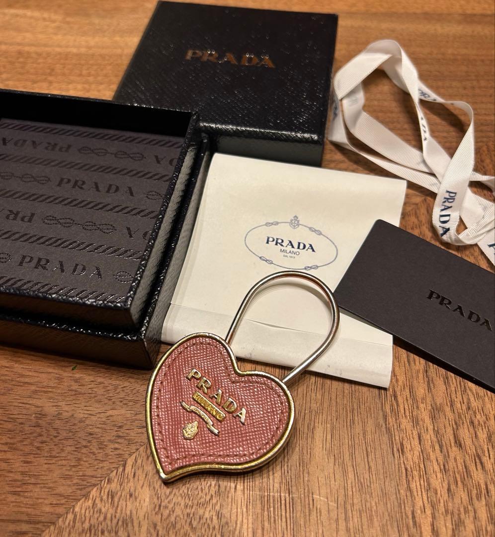 PRADA ハート型キーリングホルダー ピンク
