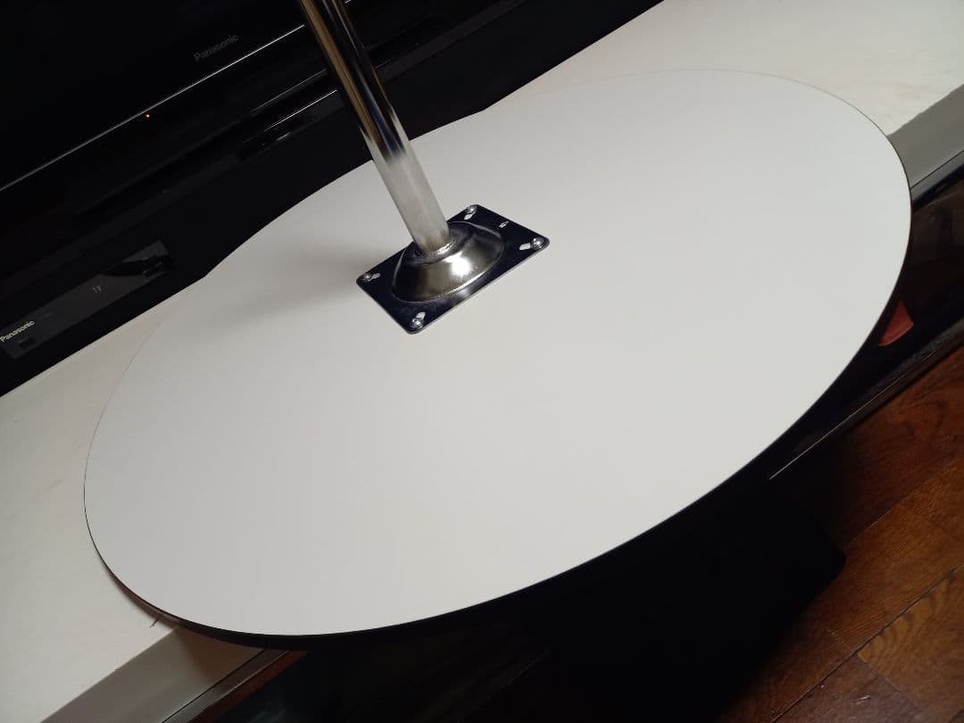 スペースエイジ　デザイン　アルミニウム　フレーム　サークル　円盤形　テーブル