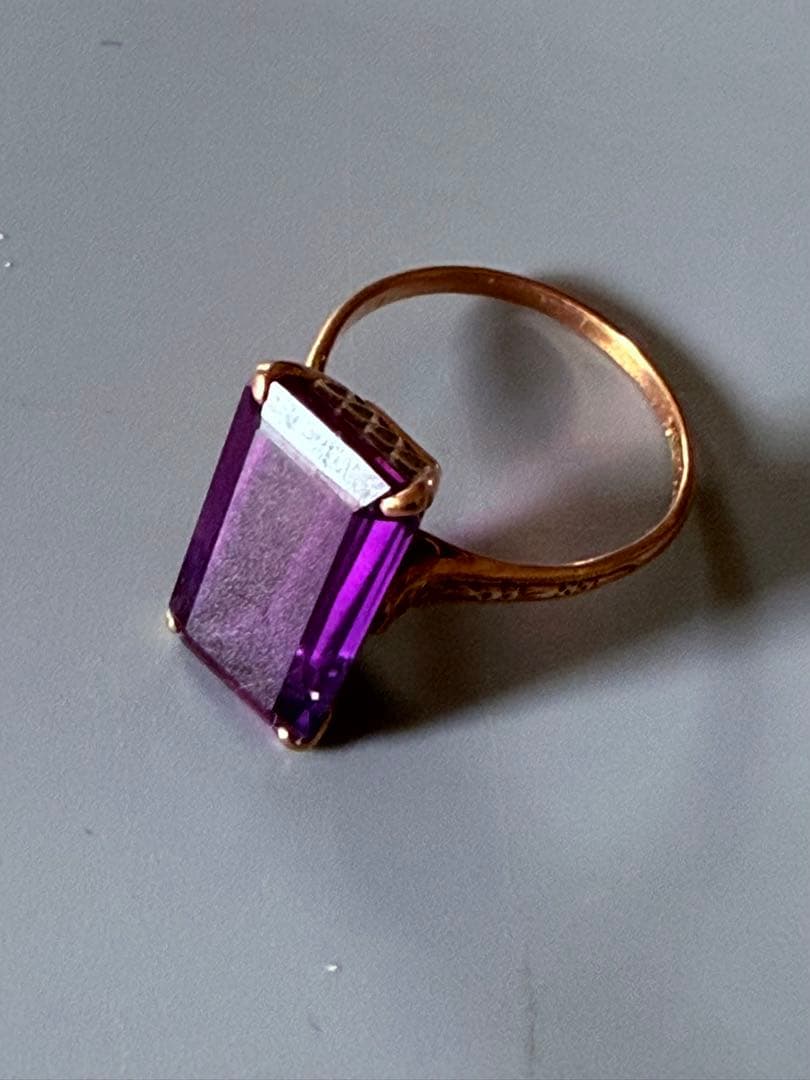 紫色のエメラルドカットリング