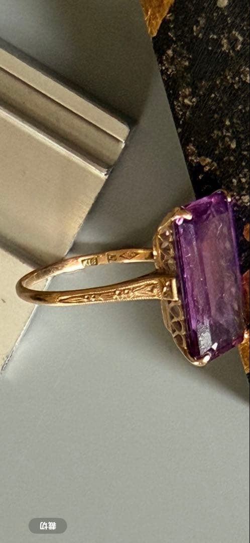 紫色のエメラルドカットリング