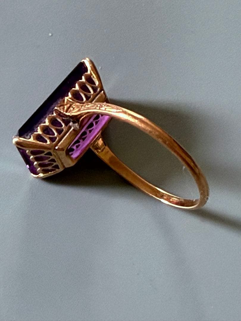 紫色のエメラルドカットリング