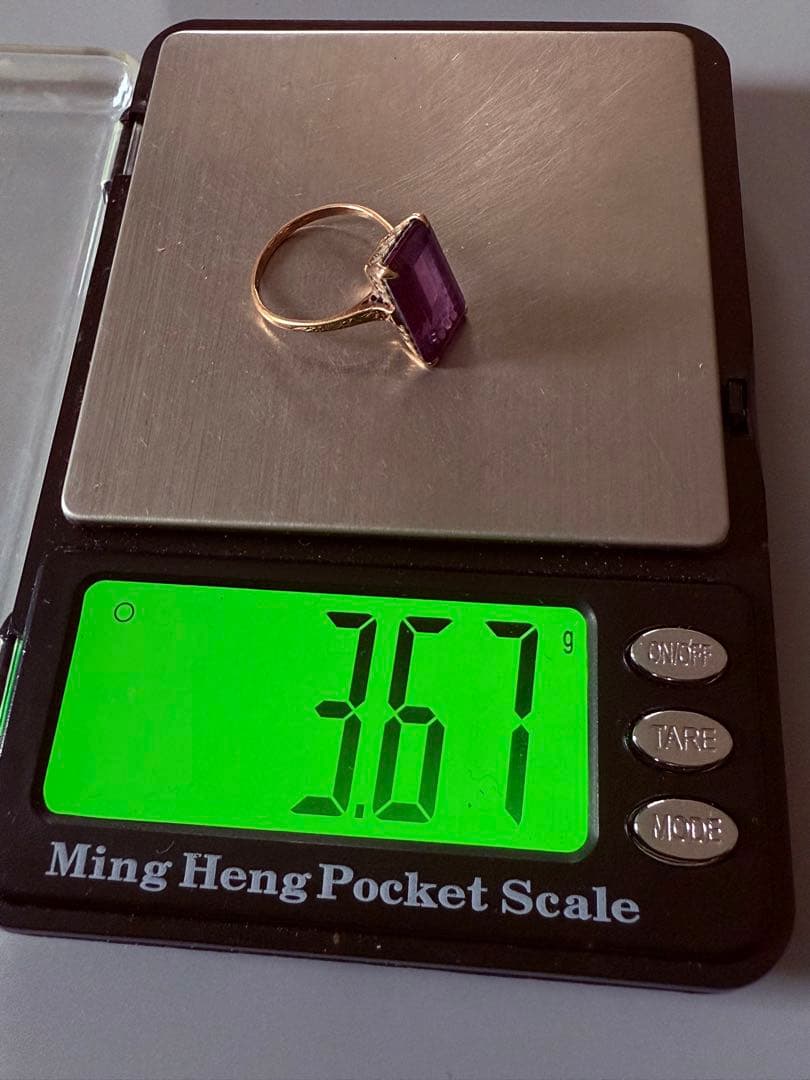 紫色のエメラルドカットリング