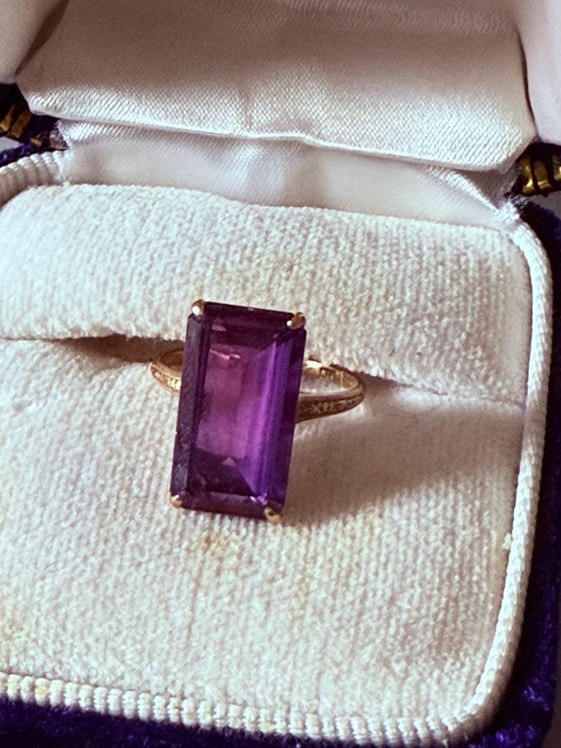 紫色のエメラルドカットリング