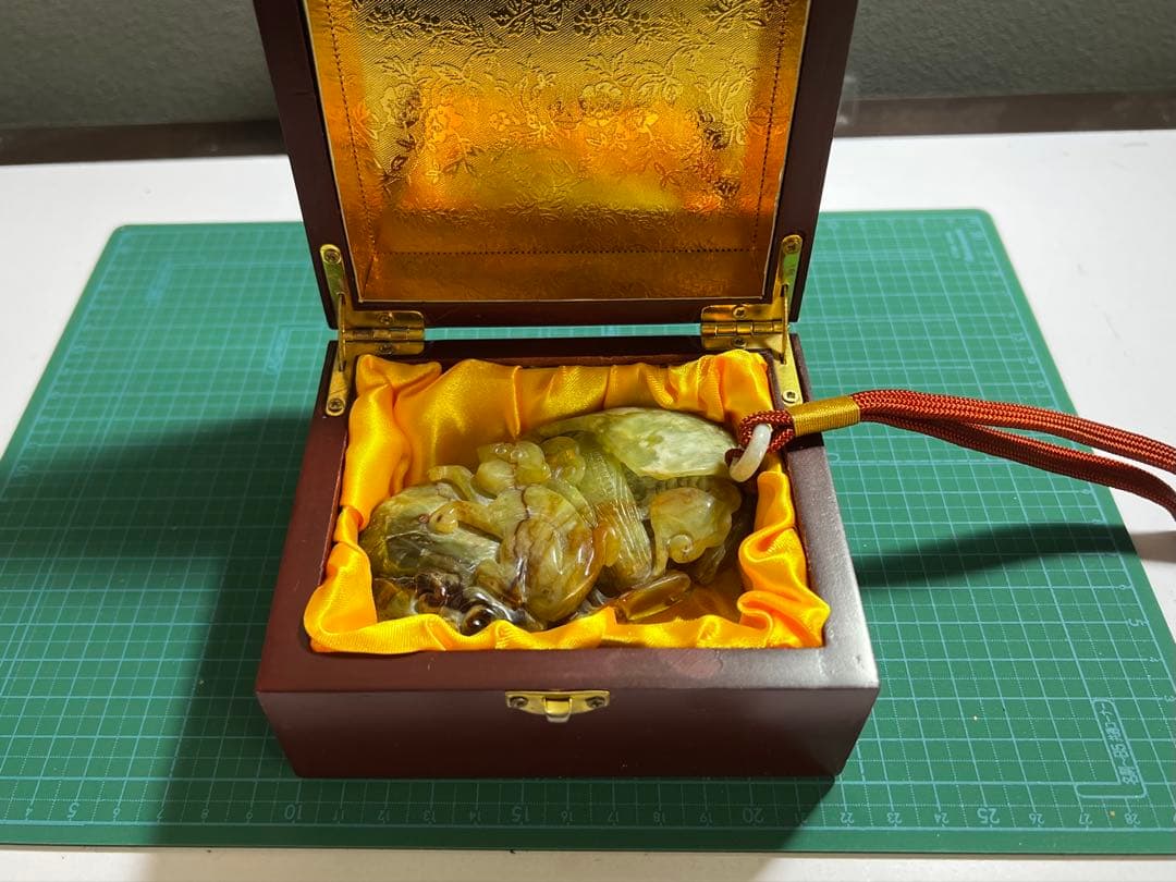 【美品】【縁起物】天然石翡翠　細工彫刻　約300g