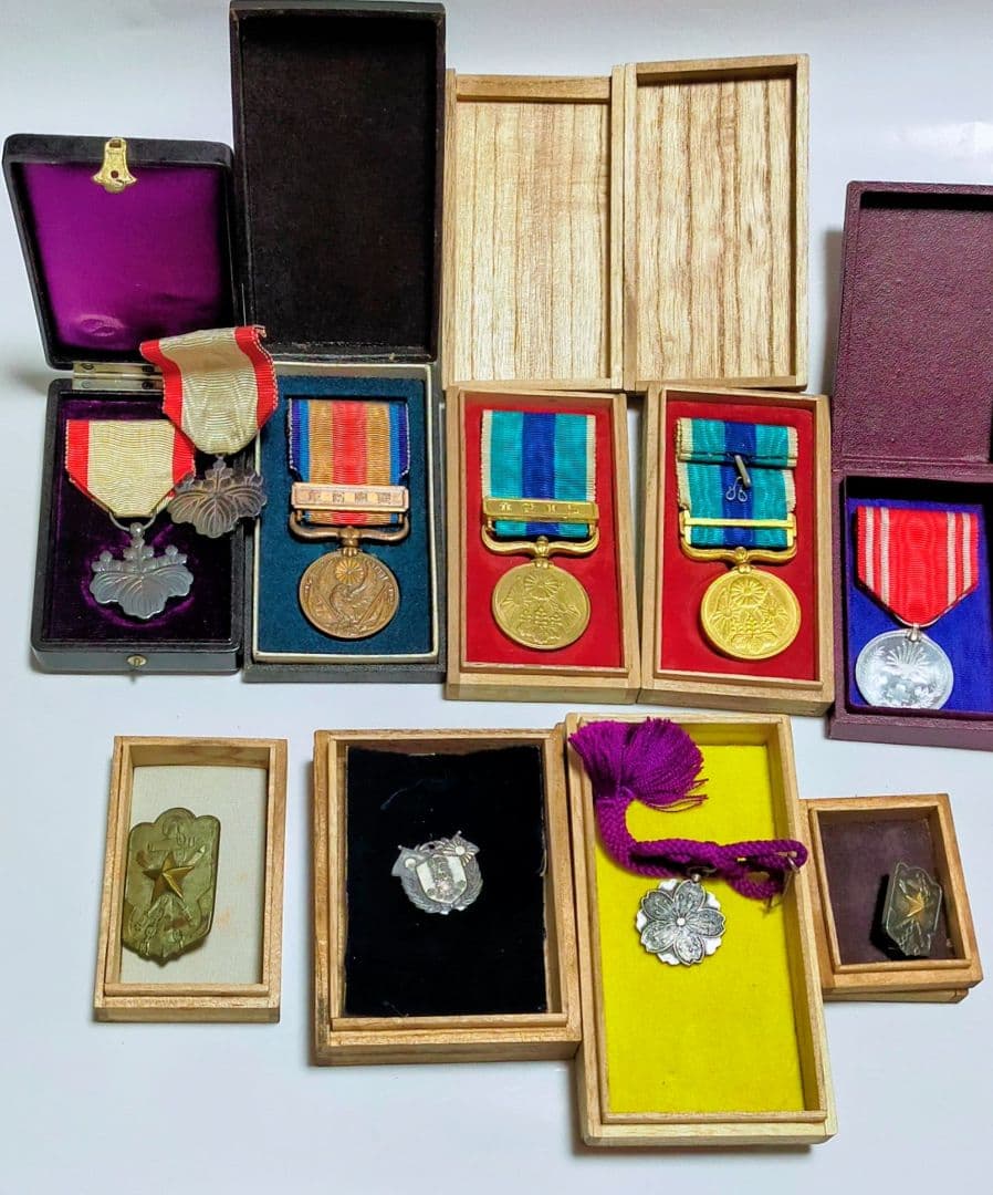 勲八等白色桐葉章　他