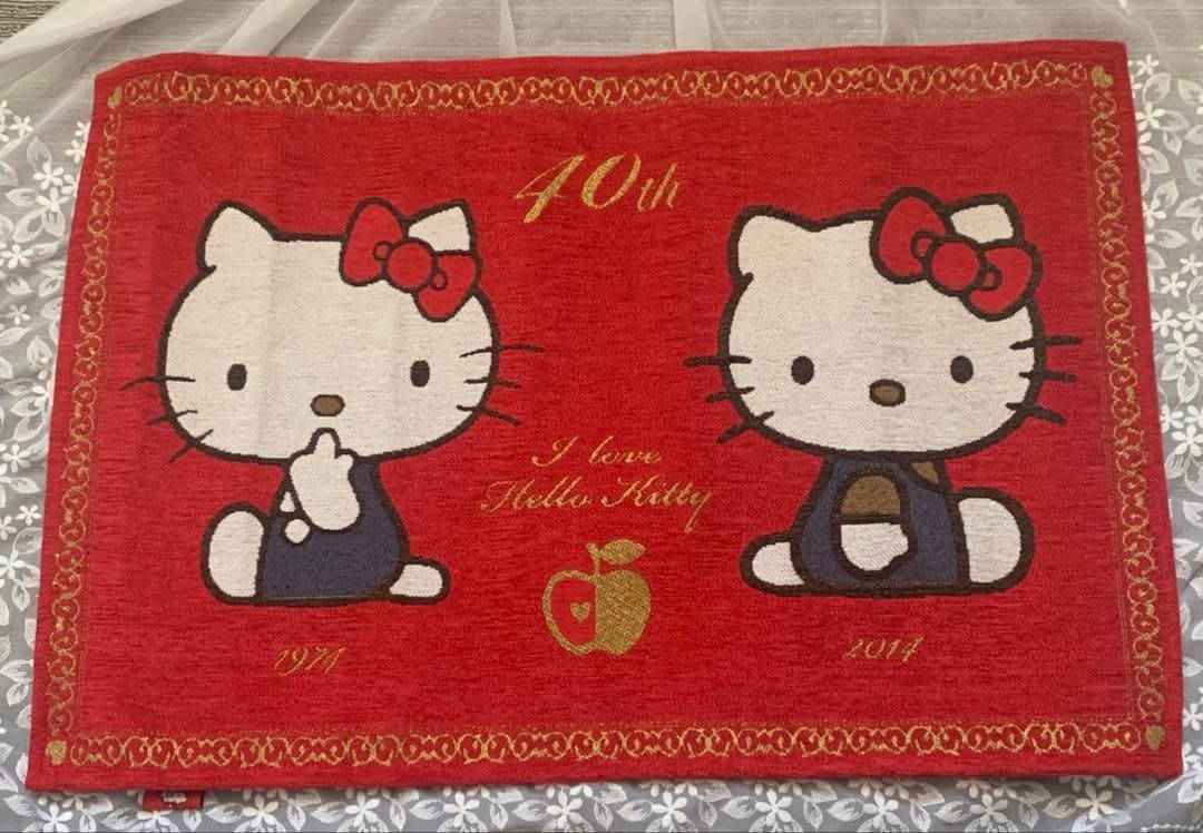 希少品　ハローキティ40周年マット　金糸を使ったリボンの縁取り豪華な織敷物