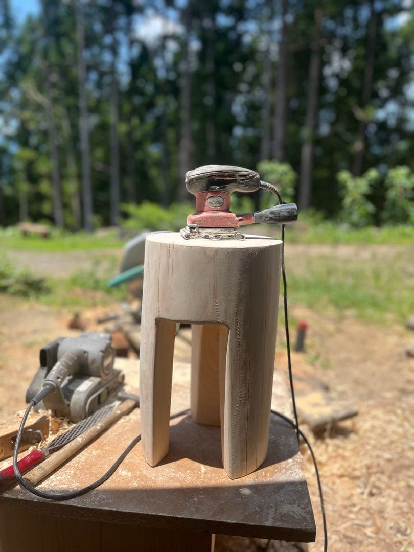 ヒノキ香る天然無垢スツール｜森を歩くようにリラックスできる！ 椅子 丸太 花台