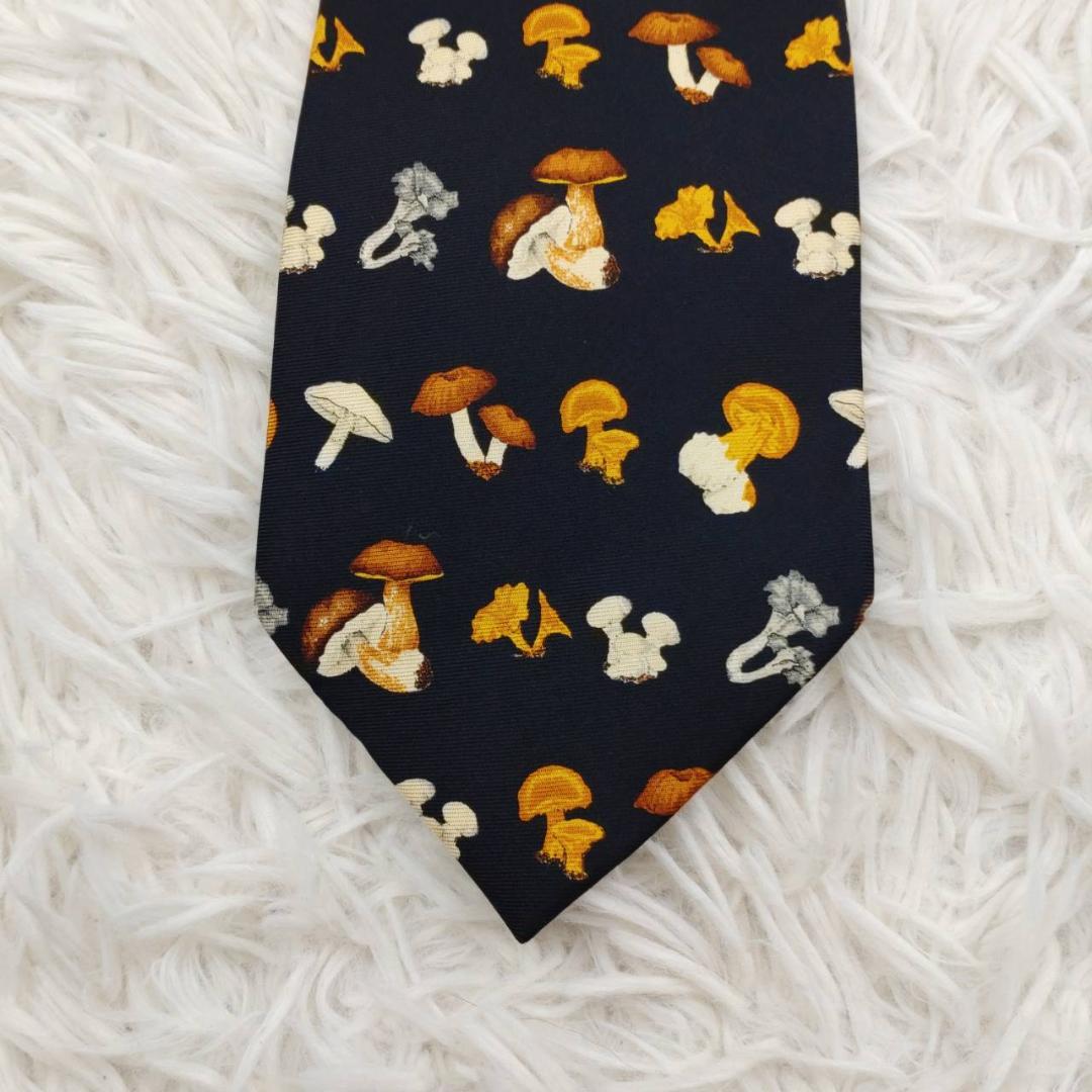 イヴサンローラン 高級シルクネクタイ 総柄（キノコ） ブラック